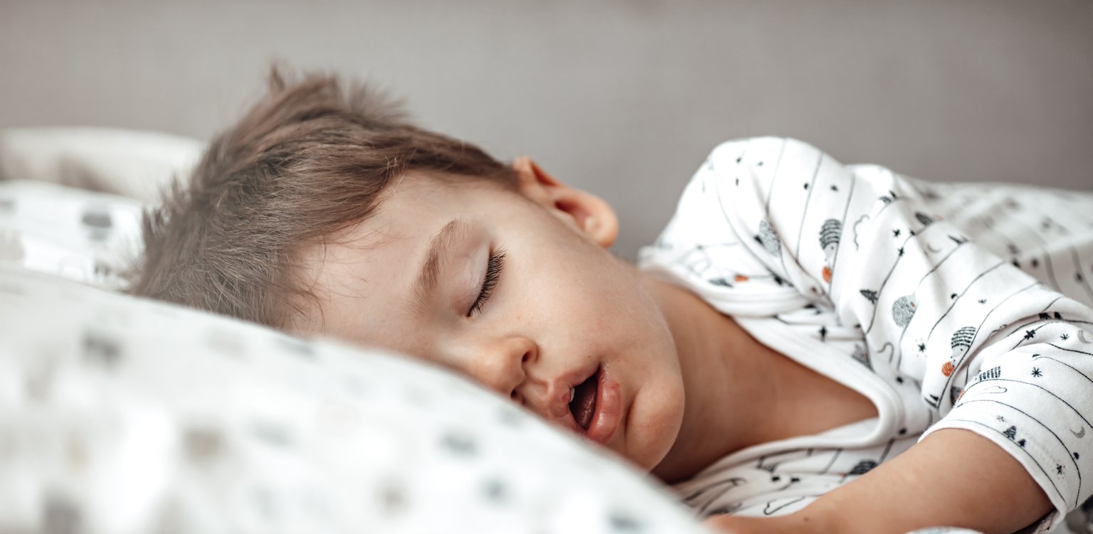 young child sleeping with mouth open, showing signs of mouth breathing